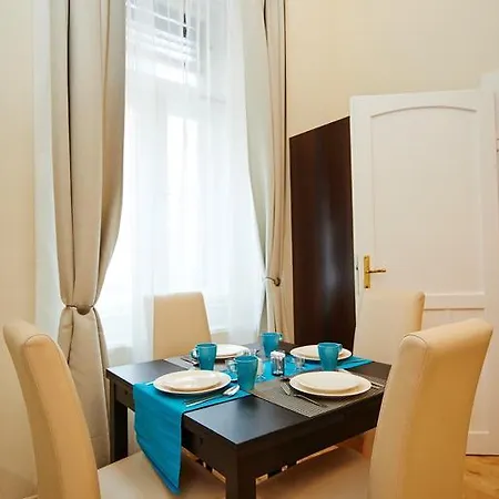 Luxury بودابست