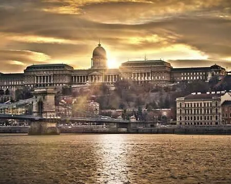 Luxury بودابست