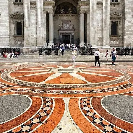 Luxury بودابست